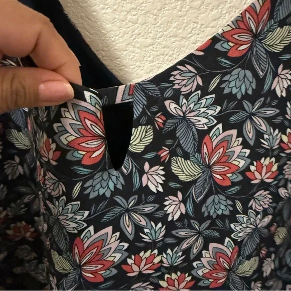 Cabi Flirt V Neck Tank Floral Print Sz Large #5224 - Picture 4 of 10